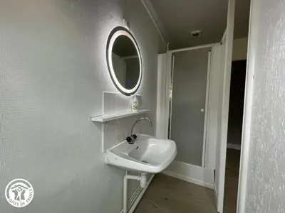 Salle de bains dans l'établissement Gîte spacieux proche sites naturels et Puy du Fou - FR-1-426-588