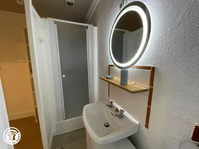 Salle de bains dans l'établissement Maison rénovée proche du Rocher de Cheffois avec Wifi - FR-1-426-587
