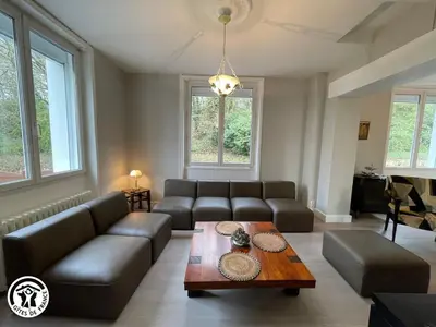 Coin salon dans l'établissement Maison rénovée proche du Rocher de Cheffois avec Wifi - FR-1-426-587