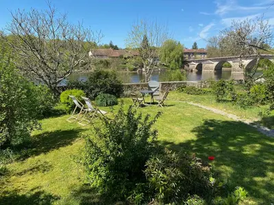 Jardin de l'établissement Le Caprice garden, river and chateau