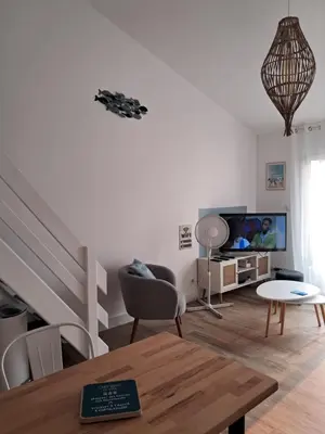 Télévision ou salle de divertissement dans l'établissement Au Bord de l'Océan