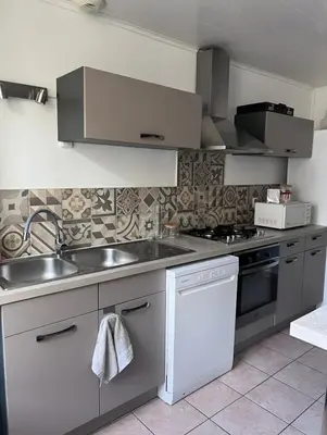 Cuisine ou kitchenette dans l'établissement Maison de ville