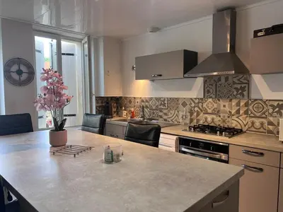 Cuisine ou kitchenette dans l'établissement Maison de ville