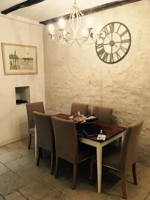 Coin salon dans l'établissement Le Logis de Limalonges