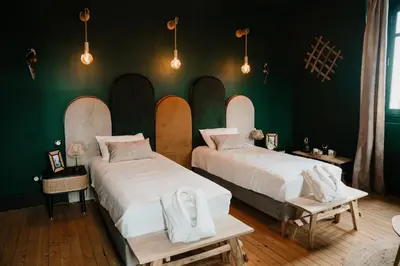 Un ou plusieurs lits dans un hébergement de l'établissement le petit château de Célestine