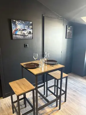 Télévision ou salle de divertissement dans l'établissement racing room