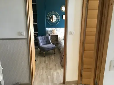 Coin salon dans l'établissement Havre de paix avec 2 chambres et salle de bain