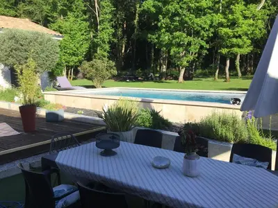 Piscine de l'établissement Havre de paix avec 2 chambres et salle de bain ou située à proximité