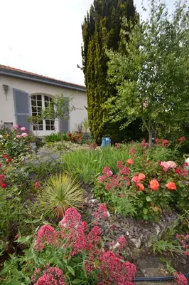 Jardin de l'établissement Maison d'hôtes LE LAVOIR