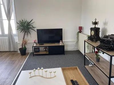 Télévision ou salle de divertissement dans l'établissement Le repos poitevin Le Floral