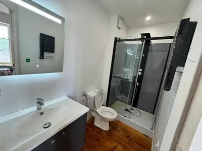 Salle de bains dans l'établissement STUDIO 2 face au donjon