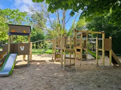 Aire de jeux pour enfants de l'établissement Spacieux Chalet 3 Chambres avec Terrasse - API-1-52-660