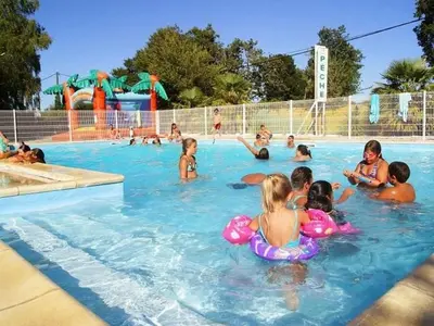 Piscine de l'établissement Spacieux Mobil-home 3 chambres avec terrasse - API-1-52-790 ou située à proximité
