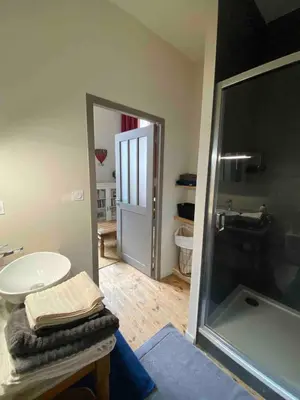 Salle de bains dans l'établissement Entre fleuve et ville, charmante petite maison 18e