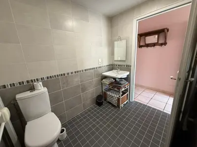 Salle de bains dans l'établissement Domaine du Thie