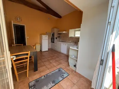 Cuisine ou kitchenette dans l'établissement Domaine du Thie