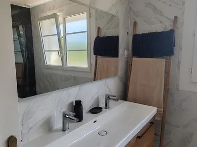 Salle de bains dans l'établissement Maison Cosy Porte de La Rochelle