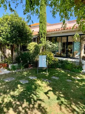 Jardin de l'établissement Maison au calme proche de La Rochelle