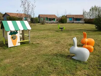 Jardin de l'établissement Mobil-home 4 pers avec Terrasse à Chaillé-les-Marais - API-1-52-574