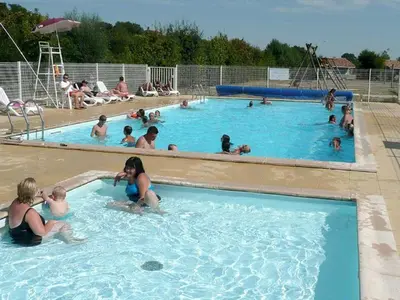 Piscine de l'établissement Mobil-home 4 pers avec Terrasse à Chaillé-les-Marais - API-1-52-574 ou située à proximité