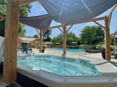 Piscine de l'établissement Chalet 39m² pour 4 personnes avec terrasse - API-1-52-669 ou située à proximité
