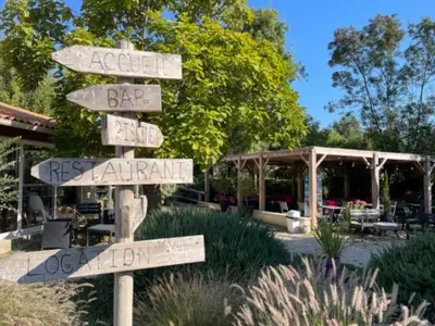 Jardin de l'établissement Chalet accessible avec terrasse à Coulon - API-1-52-596