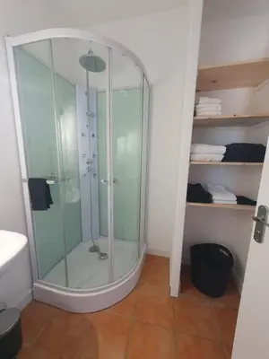 Salle de bains dans l'établissement La Galdine T3