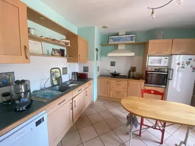 Cuisine ou kitchenette dans l'établissement Villa avec jardin et piscine 3 minutes de la Rochelle