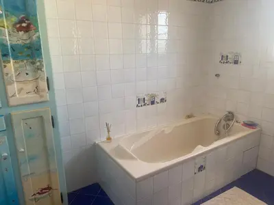 Salle de bains dans l'établissement Villa avec jardin et piscine 3 minutes de la Rochelle