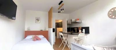 Télévision ou salle de divertissement dans l'établissement Studio moderne Futuroscope - Clim & Grande Douche