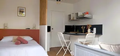 Un ou plusieurs lits dans un hébergement de l'établissement Studio moderne Futuroscope - Clim & Grande Douche
