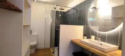 Salle de bains dans l'établissement Studio moderne Futuroscope - Clim & Grande Douche