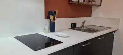 Cuisine ou kitchenette dans l'établissement Le Mezzo - Parking gratuit - 10min Poitiers Centre, CREPS, chantier SNCF - 5min Vouneuil-sous-Biard - Proche Domaine des Piliers