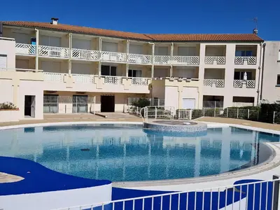 Piscine de l'établissement Charmant T2Bis Châtelaillon-Plage 3 pers avec piscine - FR-1-706-40 ou située à proximité