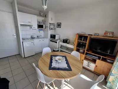 Cuisine ou kitchenette dans l'établissement Charmant T2Bis Châtelaillon-Plage 3 pers avec piscine - FR-1-706-40