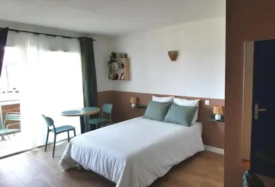 Un ou plusieurs lits dans un hébergement de l'établissement Studio 203, Esprit Zen sur le Port de plaisance