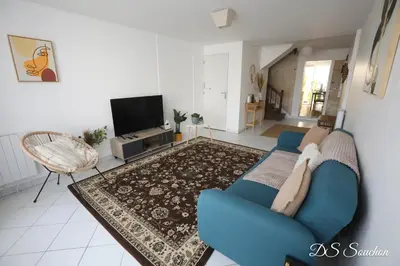 Télévision ou salle de divertissement dans l'établissement Nest - Maison Rénovée, Parking gratuit, Fibre