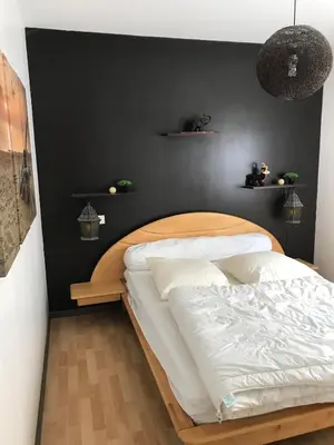Un ou plusieurs lits dans un hébergement de l'établissement Maison contemporaine au calme avec jardin arboré