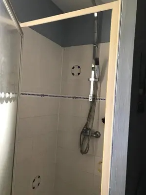 Salle de bains dans l'établissement Maison contemporaine au calme avec jardin arboré