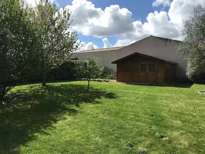 Jardin de l'établissement Maison contemporaine au calme avec jardin arboré