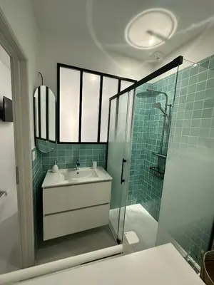 Salle de bains dans l'établissement La cour des anglais, centre ville, LR106