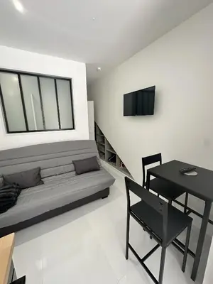 Télévision ou salle de divertissement dans l'établissement La cour des anglais, centre ville, LR106