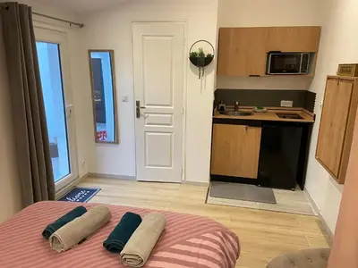 Cuisine ou kitchenette dans l'établissement Maisonnette cosy au calme terrasse local vélo