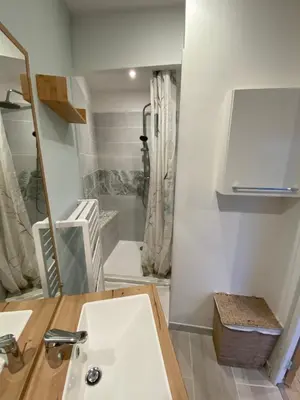 Salle de bains dans l'établissement Maisonnette cosy au calme terrasse local vélo