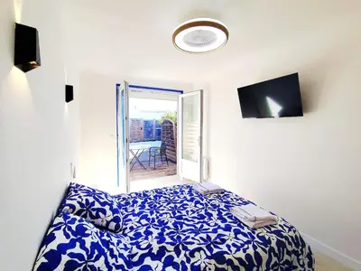 Un ou plusieurs lits dans un hébergement de l'établissement Santorini, Relaxing Spa, Terrace and Parking