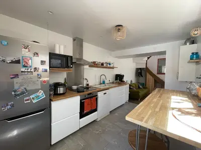 Cuisine ou kitchenette dans l'établissement Maison avec terrasse et jardin