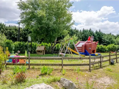 Aire de jeux pour enfants de l'établissement Mobil-home 32m² pour 8 pers, terrasse, Saint-Sornin - API-1-52-399
