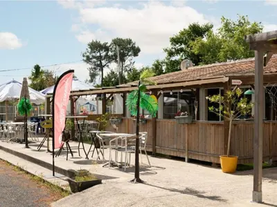 Restaurant ou autre lieu de restauration dans l'établissement Mobil-home 32m² pour 8 pers, terrasse, Saint-Sornin - API-1-52-399