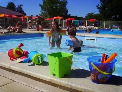 Piscine de l'établissement Mobil home avec terrasse - 2 personnes - API-1-52-276 ou située à proximité