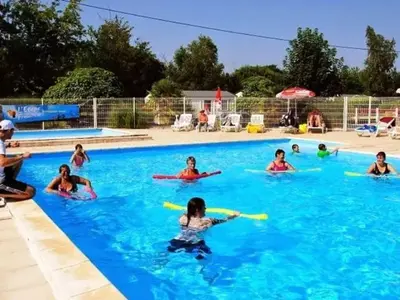 Piscine de l'établissement Mobil home pour 6 personnes avec terrasse - API-1-52-390 ou située à proximité